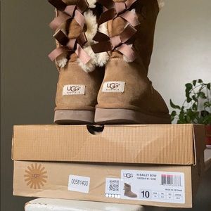 UGG Bailey bow/ chestnut